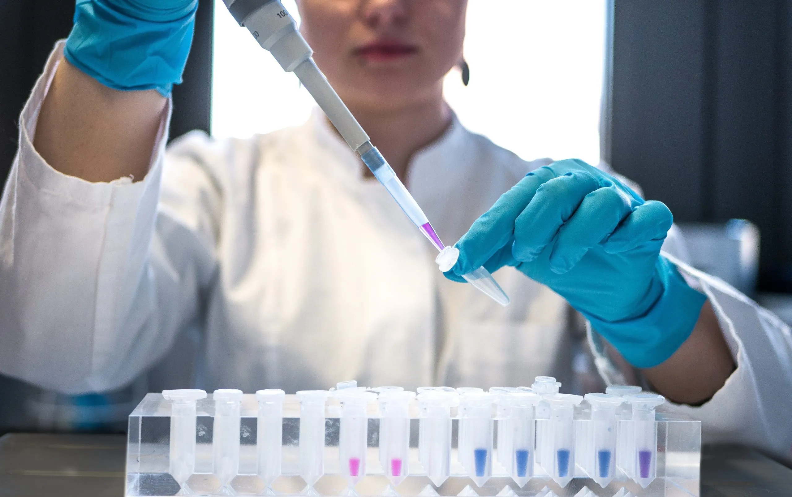 Profesional de laboratorio trabajando con muestras