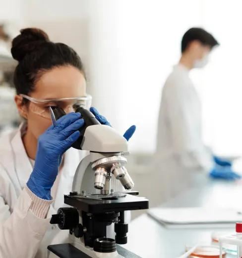 Profesional observando muestras en un microscopio